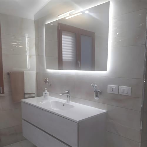 4-bagno-cliente-dettaglio-lavandino-e-specchio